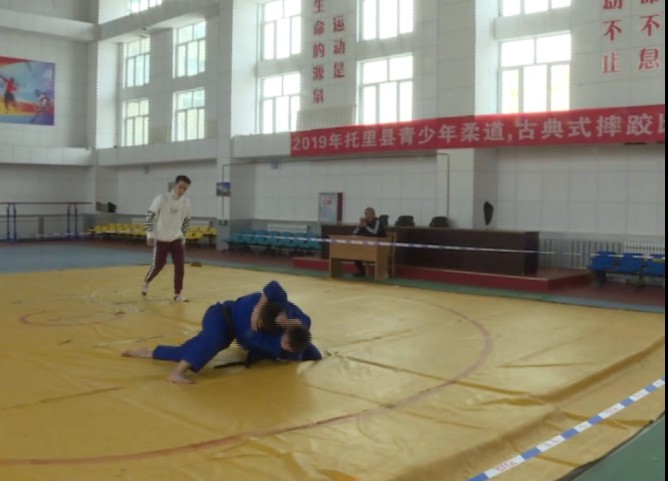 近日,托里县在县体育馆举办2019年学科,古典式摔跤v学科.柔道武术图片