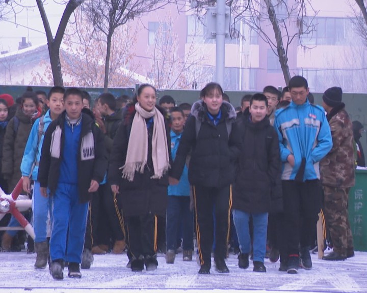 在托里县第一中学的校园门口,各族教师热烈欢迎全体学生愉快返校,各族
