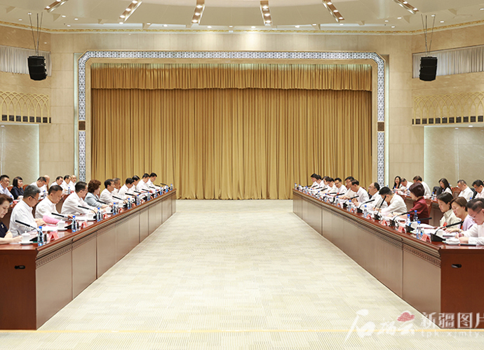 陈小江艾尔肯·吐尼亚孜会见香港全国人大代表视察组