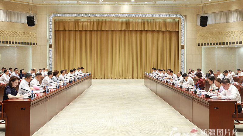 陈小江艾尔肯·吐尼亚孜会见香港全国人大代表视察组