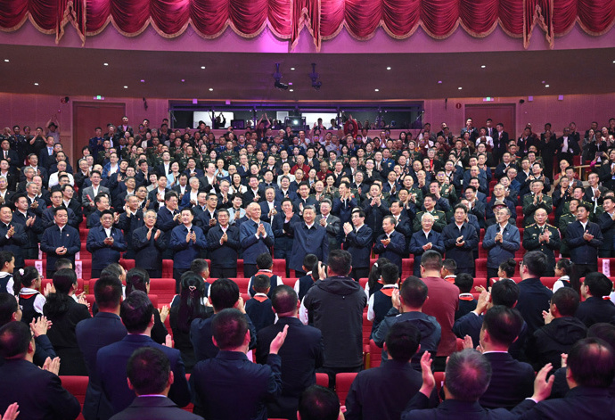 习近平观看庆祝西藏自治区成立60周年文艺晚会《雪域欢歌》
