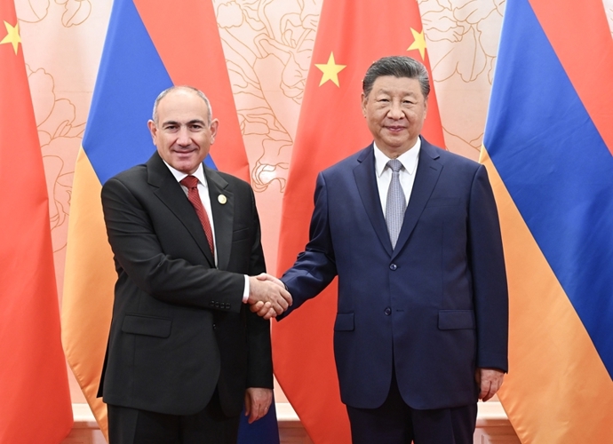 习近平会见亚美尼亚总理帕什尼扬