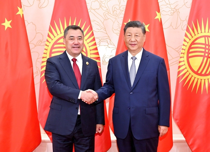 习近平会见吉尔吉斯斯坦总统扎帕罗夫