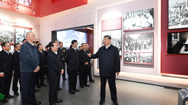 习近平参观新疆维吾尔自治区成立70周年主题成就展