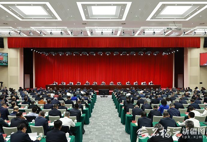 全区干部大会召开 深入学习贯彻习近平总书记重要讲话精神 努力建设社会主义现代化新疆