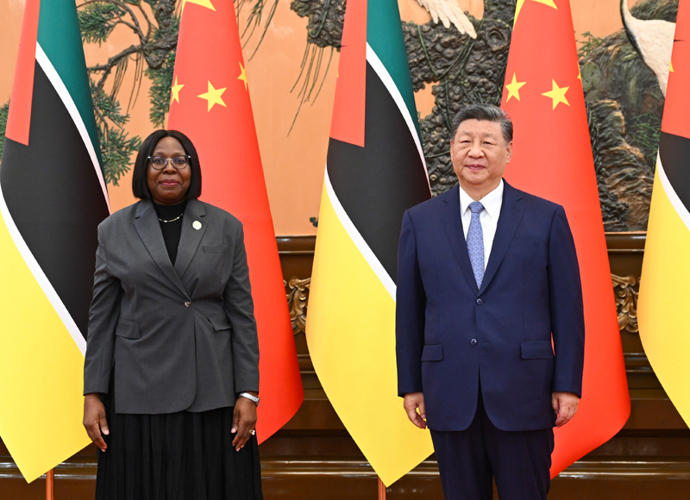 习近平会见莫桑比克总理莱维