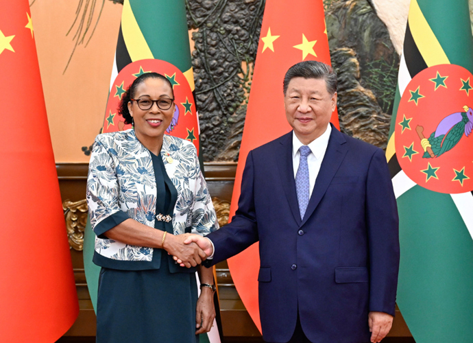习近平会见多米尼克总统伯顿