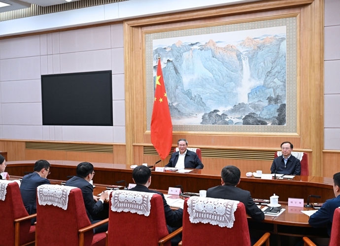 李强主持召开经济形势专家和企业家座谈会