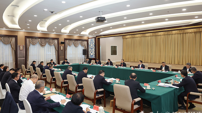 自治区党委十届十五次全会开展分组讨论