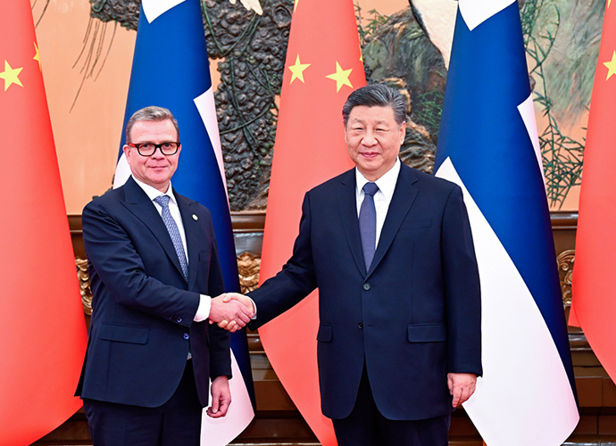 习近平会见芬兰总理奥尔波