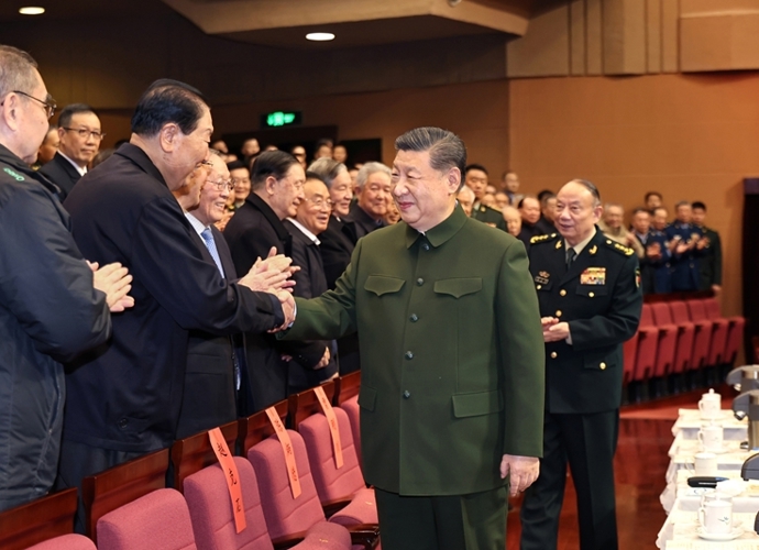 中央军委举行慰问驻京部队老干部迎新春演出 习近平向全军老同志祝贺新春
