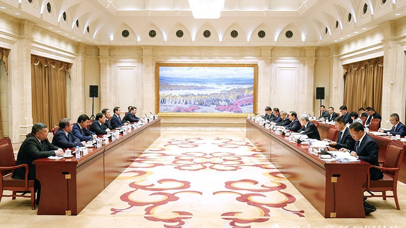 陈小江艾尔肯·吐尼亚孜会见乌兹别克斯坦锡尔河州州长图尔济莫夫
