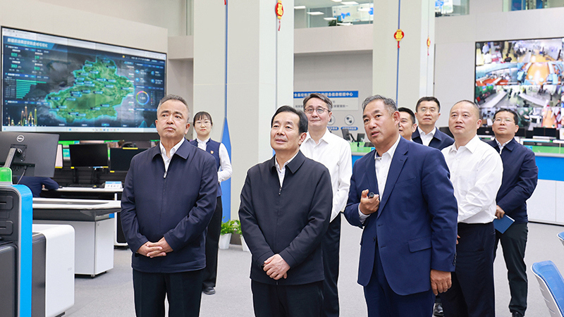 陈小江艾尔肯·吐尼亚孜在乌鲁木齐天山国际机场调研