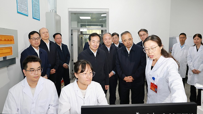 陈小江艾尔肯·吐尼亚孜在自治区科技厅调研座谈
