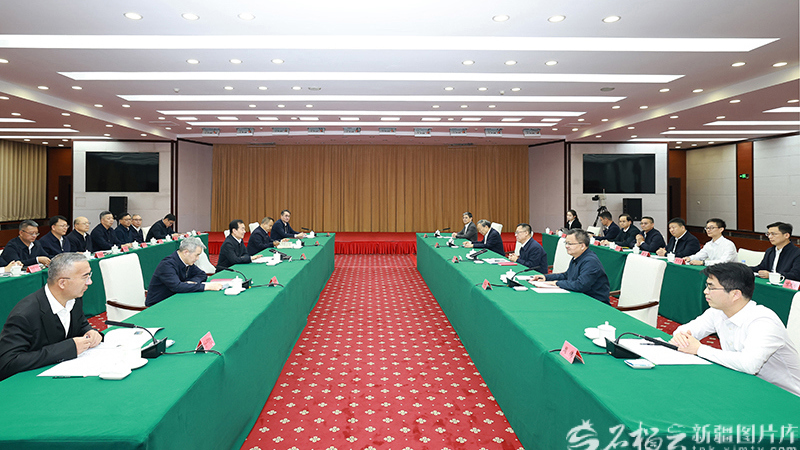 陈小江艾尔肯·吐尼亚孜会见武汉大学党委书记朱孔军校长张平文