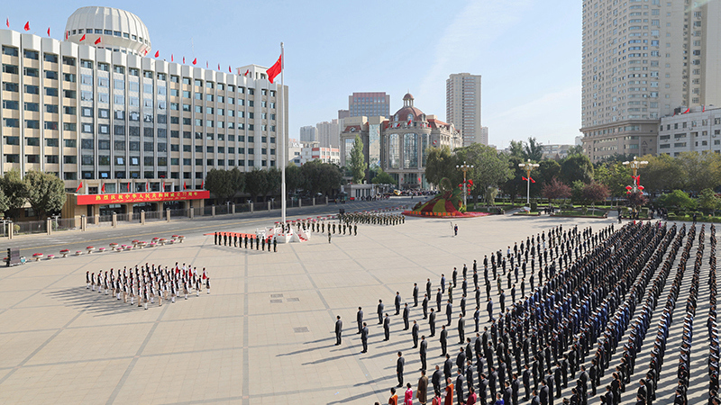 庆祝中华人民共和国成立77周年 自治区隆重举行升国旗仪式